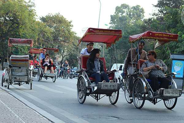 Feel the friendliness of cyclo drivers, Vietnam tours vacations 
