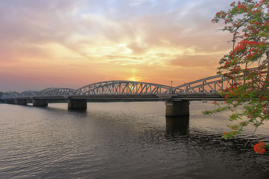 Trang Tien Bridge: Discover the romantic symbol of Hue