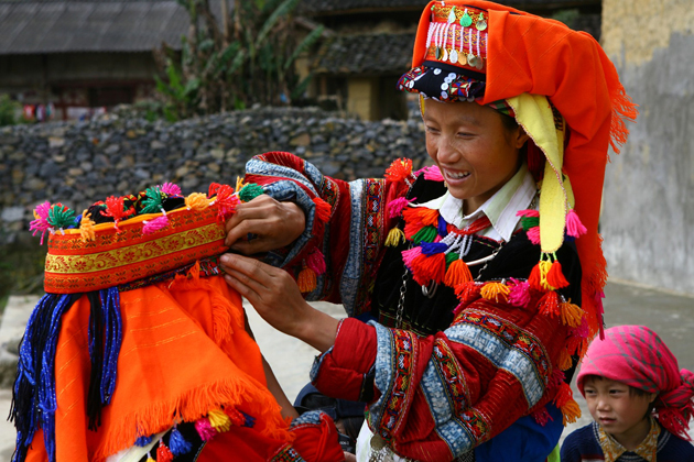vietnamese traditional costumes of ethnic minorities, Local tour in Vietnam 