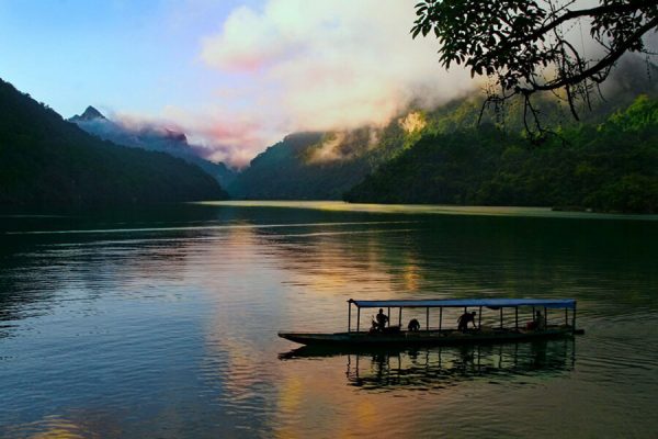 Boat Trip in Ba Be Lake, Vietnam local tours