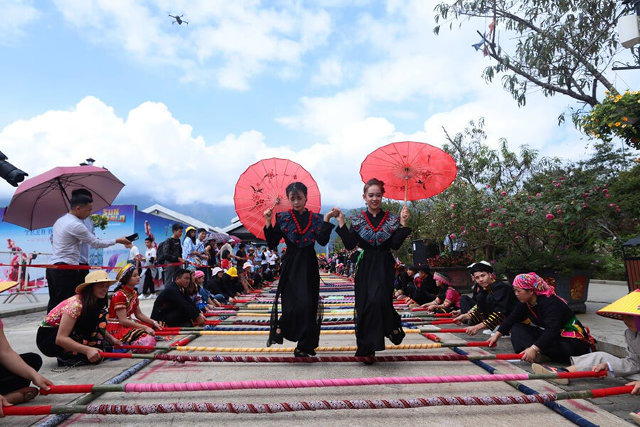 traditional dance of Thai People, Vietnam Adventure tour