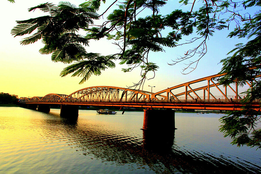 Trang Tien Bridge, Hue, Vietnam Tours