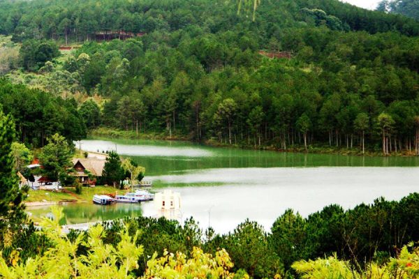 Tuyet Lam Lake, Vietnam local tours