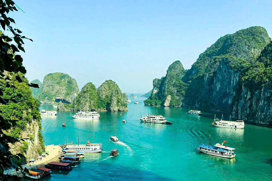 Ha-Long-Bay_-Tours-in-Vietnam