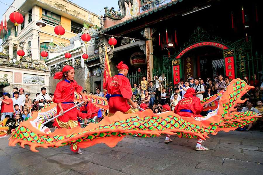 Cho Lon (China town) in Saigon - Vietnam tours