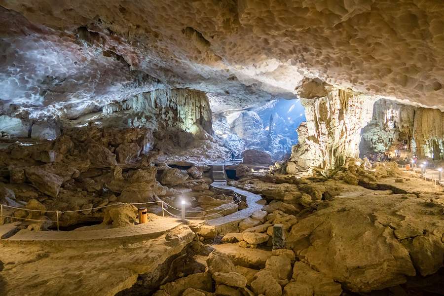 Surprise Cave Halong - Cambodia Vietnam tour