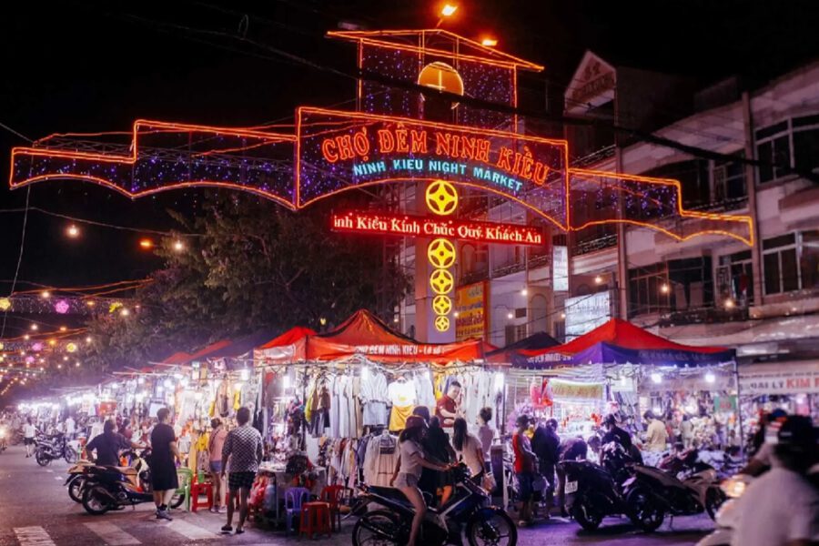 Ninh-Kieu-Night-Market-in-can-tho-Vietnam tour package