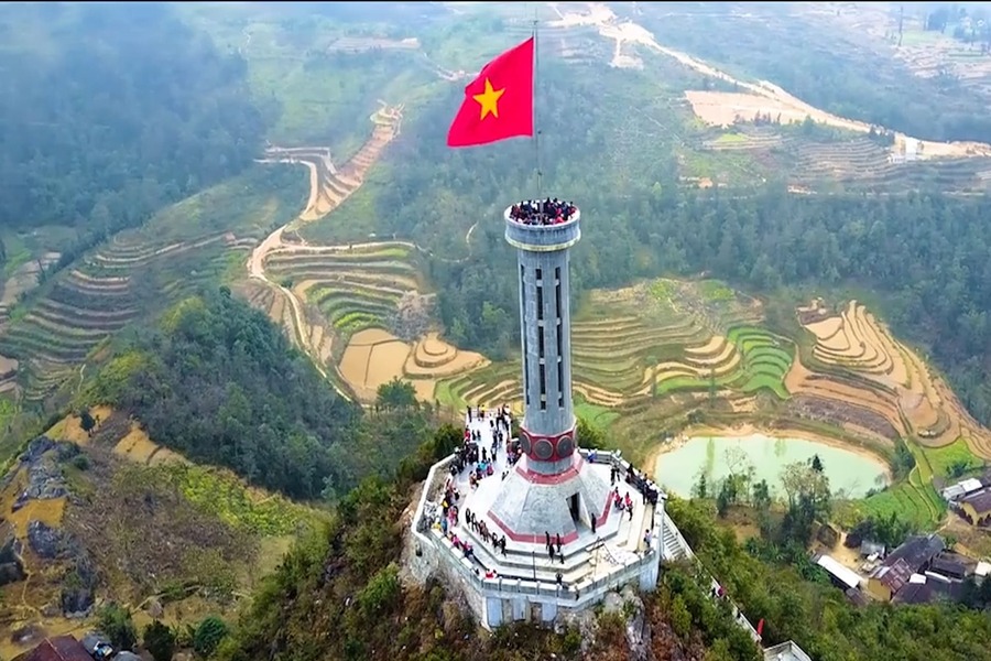 Lung Cu Flag Tower in ha giang trip