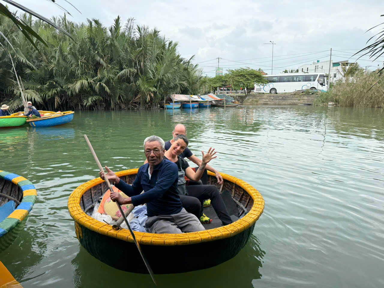 couple to vietnam and their moment