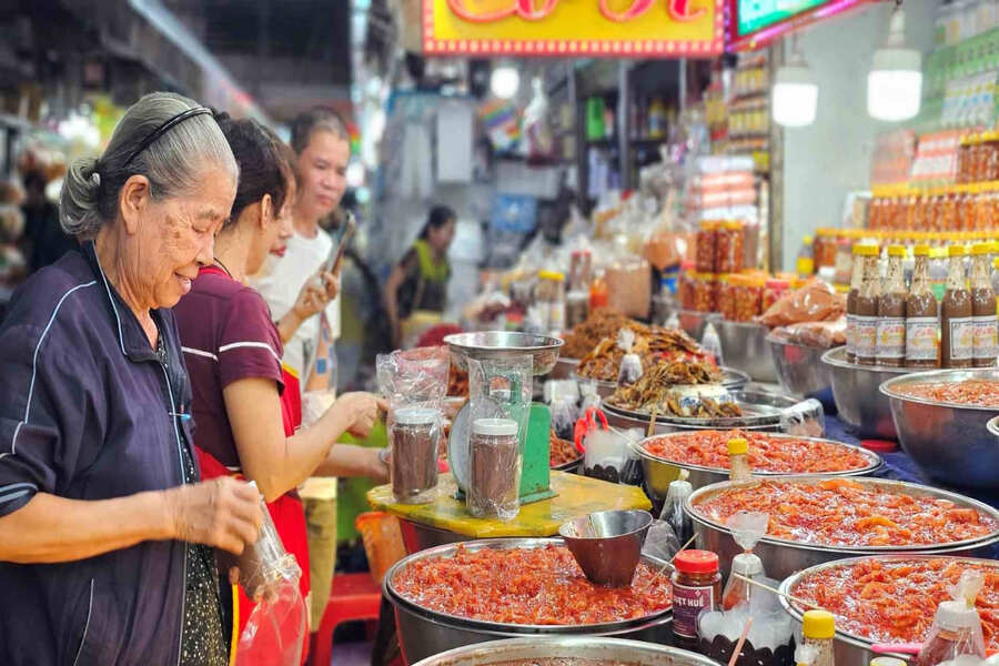 food in Dong Ba Market to try once come