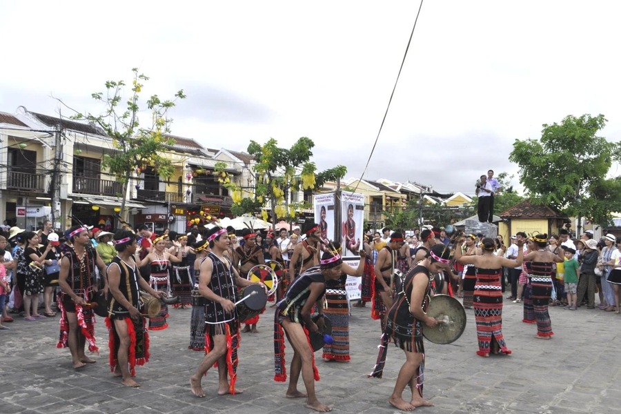traditional Gong Show - best 14 day Vietnam cultural tour traditional Gong Show - best 14 day Vietnam cultural tour