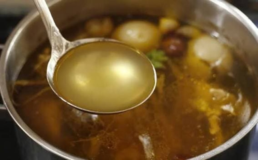 How do you make pho broth with star anise, cinnamon, ginger and onion