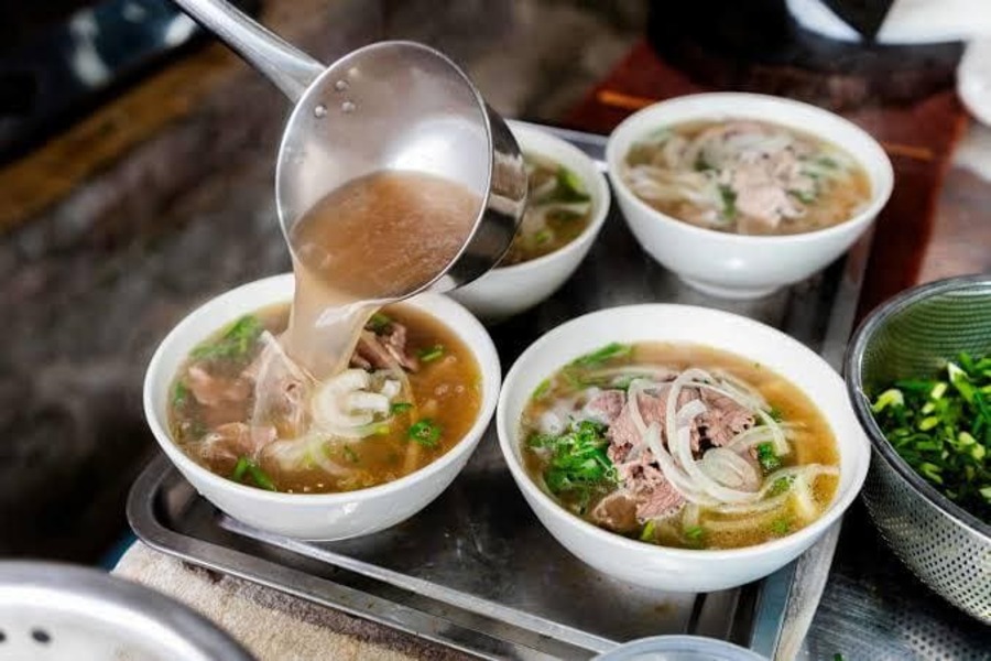 How do you make pho soup with beef slices, rice noodles and herbs