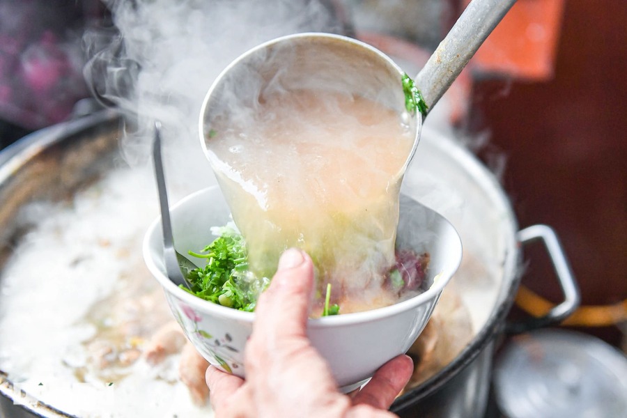 Step-by-step guide to making Vietnamese pho soup at home