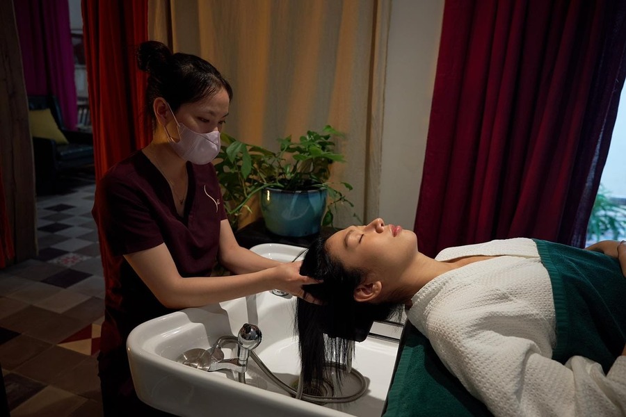 Vietnamese massage in Hoi An using gentle pressure and traditional techniques